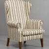 Wysoki fotel Uszak 1.8 w tkaninie Alexandria w złoto beżowe pasy. Widok z przodu.