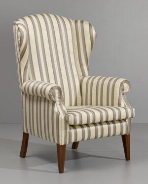 Wysoki fotel Uszak 1.8 w tkaninie Alexandria w złoto beżowe pasy. Widok z przodu.