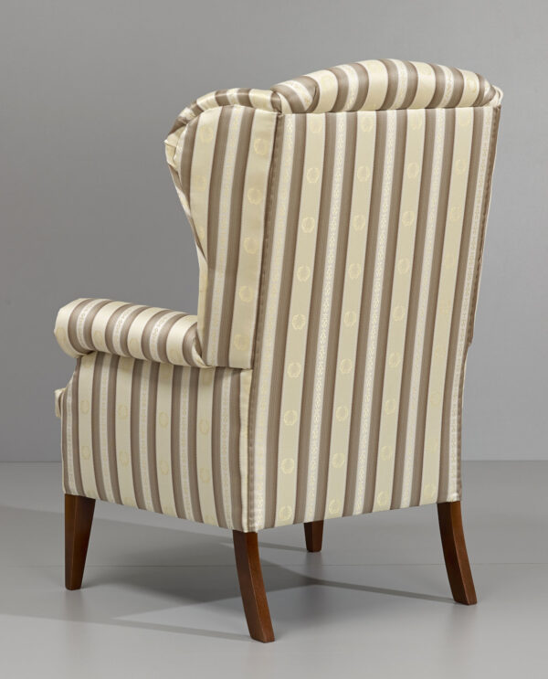 Wysoki fotel Uszak 1.8 w tkaninie Alexandria w złoto beżowe pasy. Widok z tyłu.