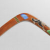 Killer Kangur Bush bumerang Duży bumerang Killer w kolorze brązowym o tradycyjnym kształcie, z namalowanym ręcznie etnicznym obrazkiem kangura w stylu Aborygenów