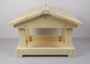 Tradycyjny karmnik dla ptaków złożony w widoku z przodu.