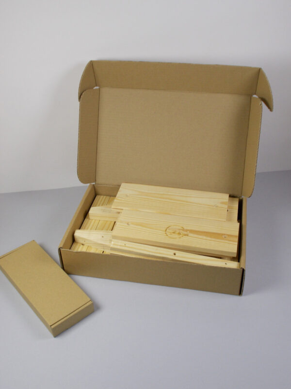 Tradycyjny karmnik dla ptaków, drewniany, w elementach do składania, spakowany w pudełku