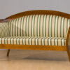 Stylowa sofa Artè w tkaninie w złoto-zielone pasy, w stylu XX-lecia międzywojennego od firmy ZMS Miro