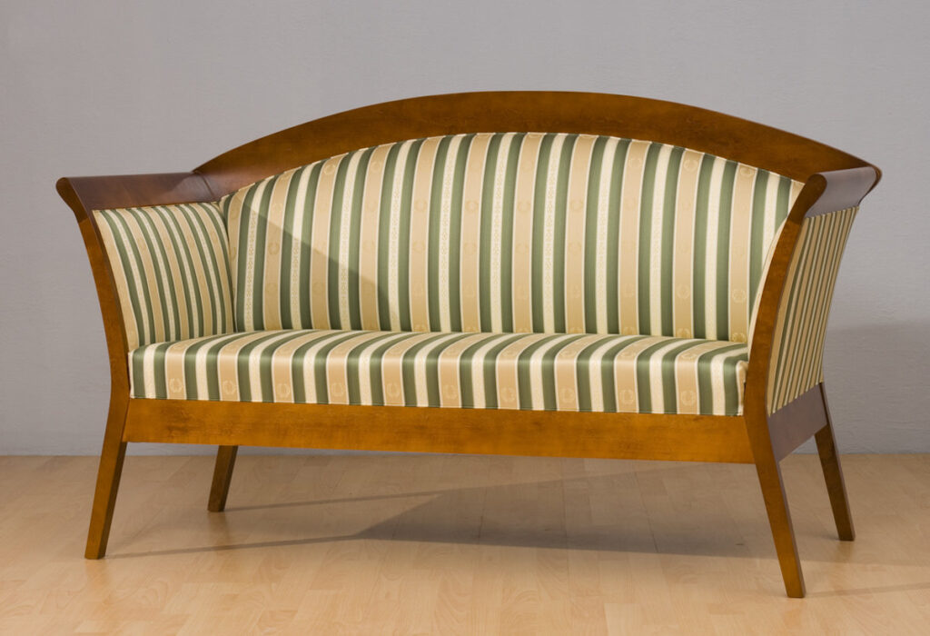 Stylowa sofa Artè w tkaninie w złoto-zielone pasy, w stylu XX-lecia międzywojennego od firmy ZMS Miro