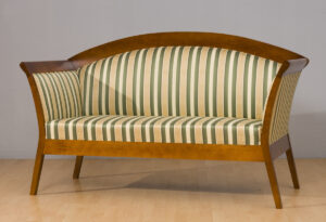 Stylowa sofa Artè w tkaninie w złoto-zielone pasy, w stylu XX-lecia międzywojennego od firmy ZMS Miro