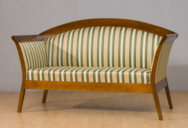 Stylowa sofa Artè w tkaninie w złoto-zielone pasy, w stylu XX-lecia międzywojennego od firmy ZMS Miro