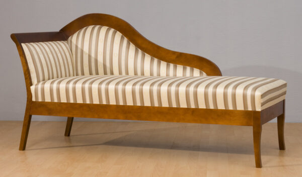 Stylowy lewostronny szezlong Artè w kolorze orzech i tkaninie w beżowo-złote pasy.
