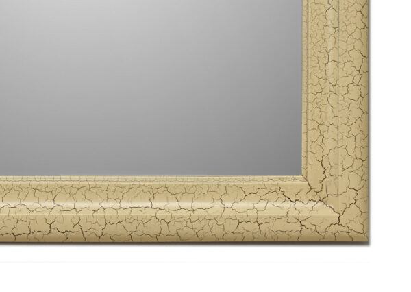 Zbliżenie na fragment drewnianej ramay Eleganza z lustrem, malowanej w kolorze beżowym z efektem krakele - czyli z siatką delikatnych pęknięć. Na zbliżeniu wyraźnie widać efekt malowania.