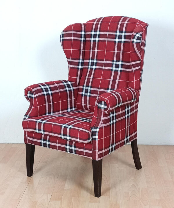 Fotel Uszak w czerwoną kratkę, widok z przodu. ZMS Miro