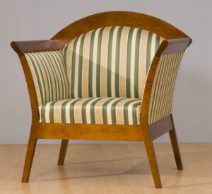 Stylowy fotel Artè w tkaninie w złoto-zielone pasy, w stylu XX-lecia międzywojennego od firmy ZMS Miro